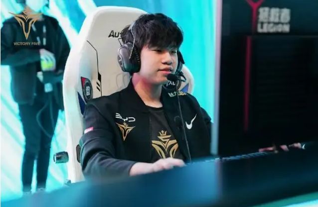 他与扬尼斯 他与扬尼斯