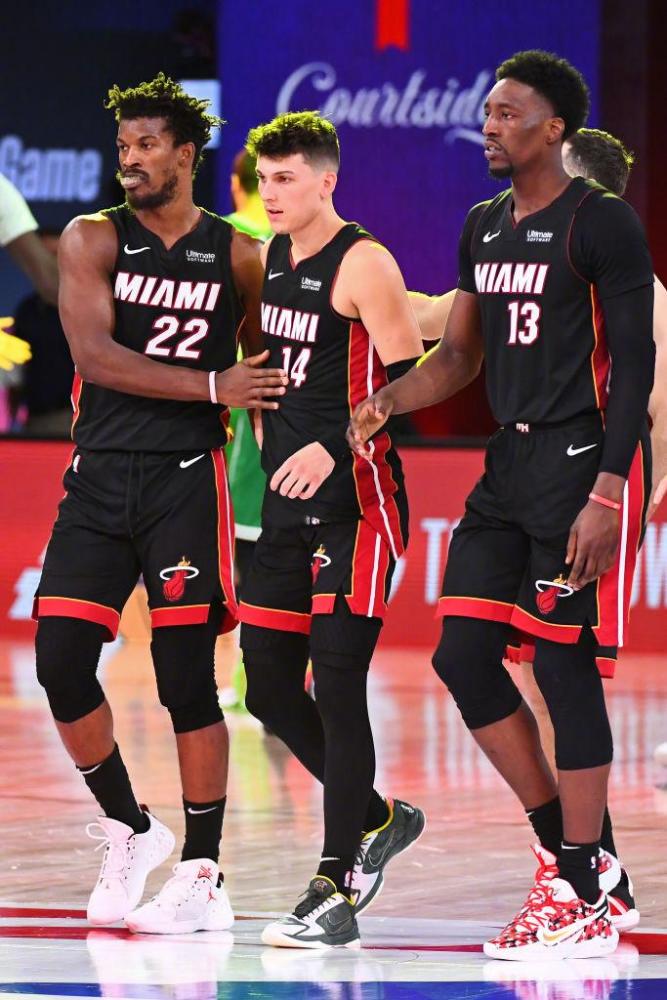 并鼓舞着球 并鼓舞着球